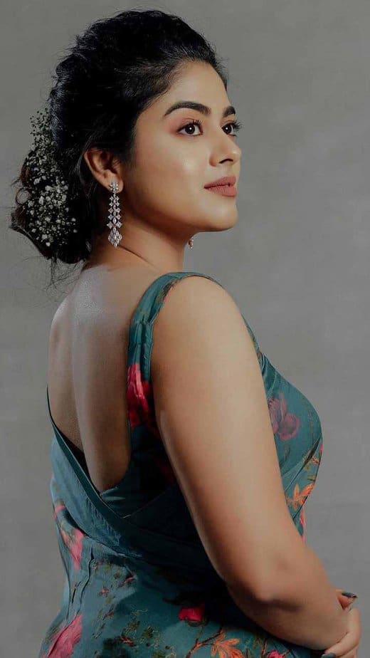 Siddhi idnani Hot Photos