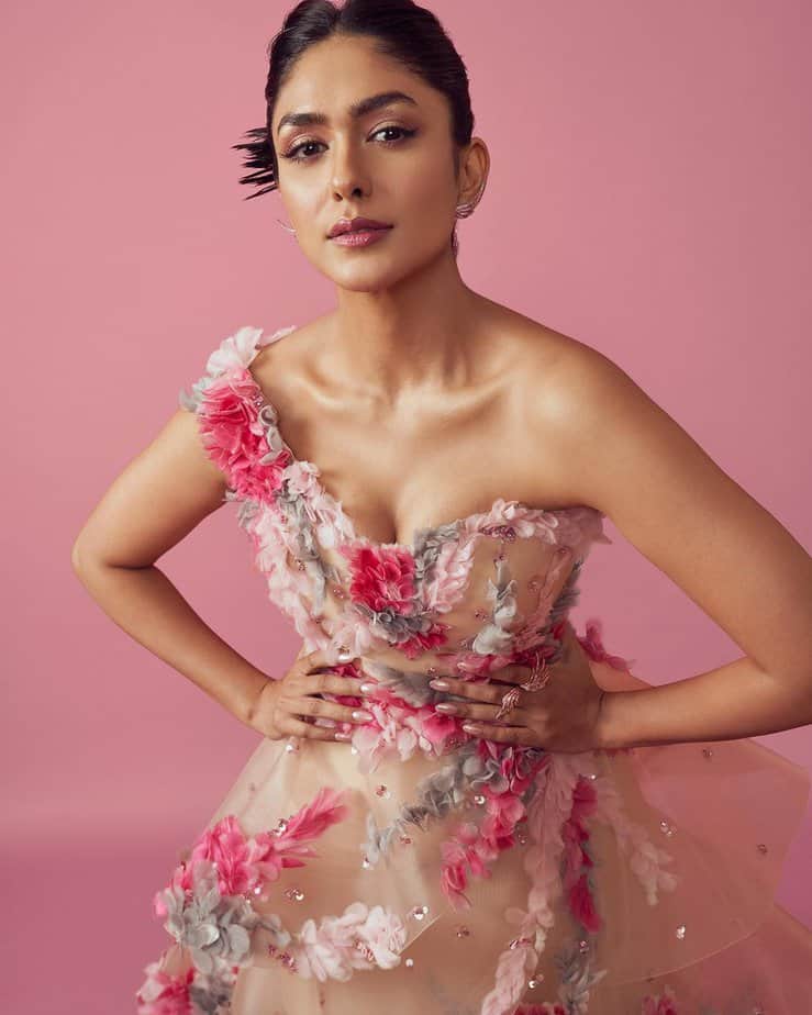 mrunal thakur - updatenews360