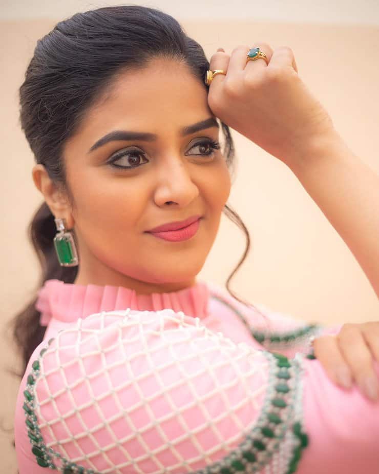 sreemukhi - updatenews360