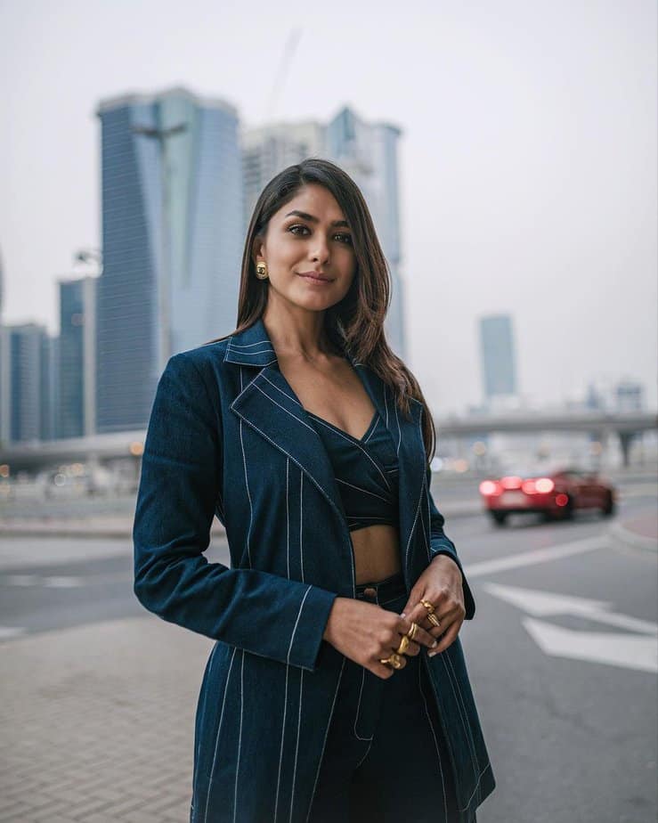 mrunal thakur - updatenews360.png 2