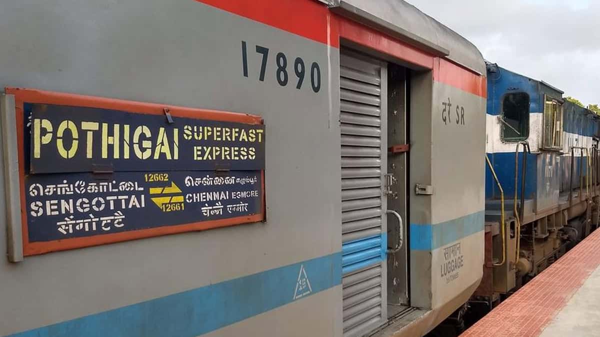 Youth stabbed in Sankarankovil Railway station while waiting for Pothigai Express 