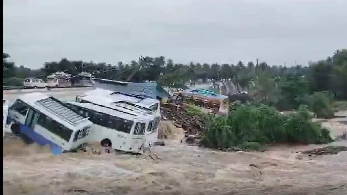 Uthangarai flood car video viral 