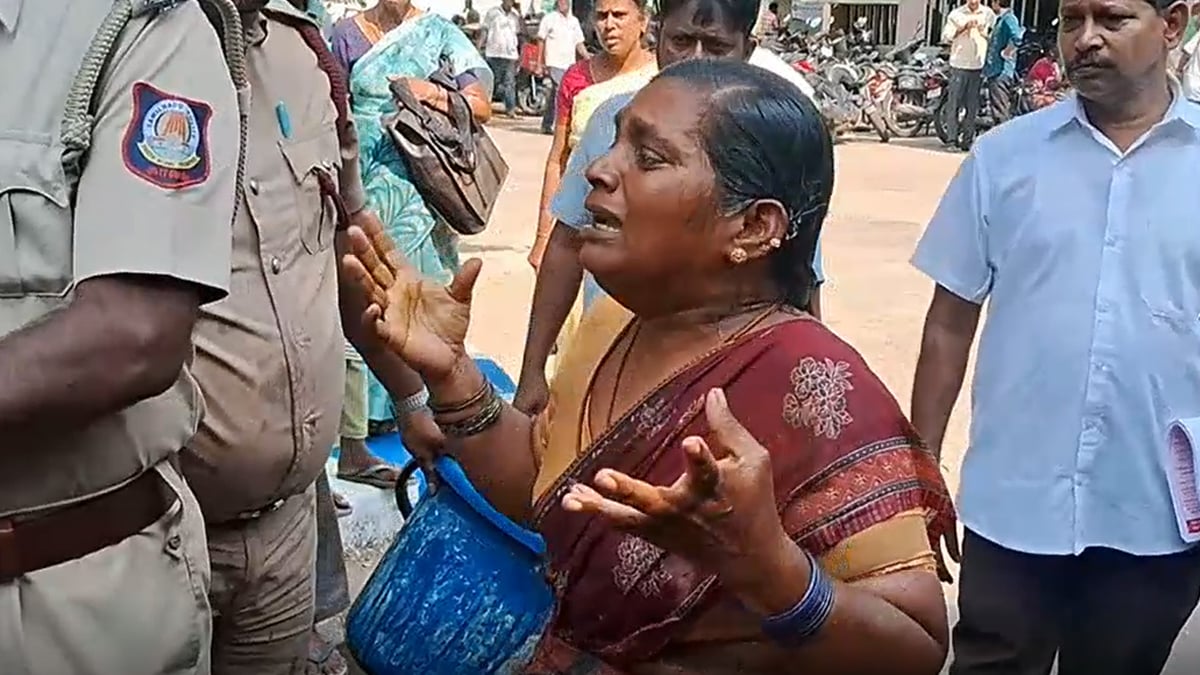 A woman struggle to get patta for free home in Vellore collector office 