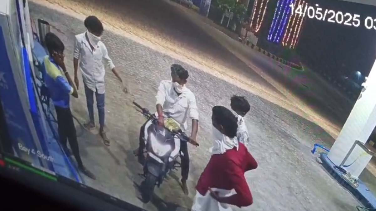 A mob threw a petrol bomb at a DMK councilor's house.. brandished a sickle and attacked a petrol pump