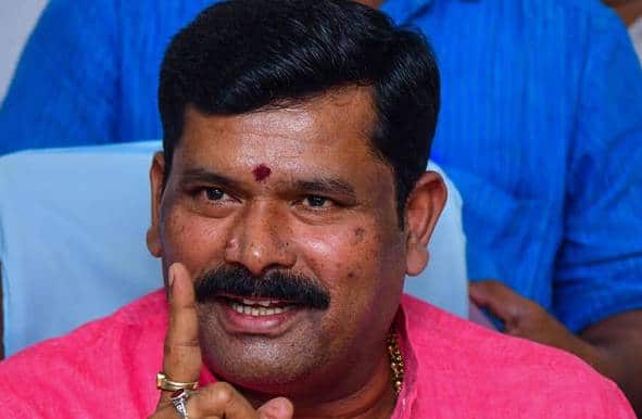 karnataka state minister said ban kamal haasan movie if he does not apologize