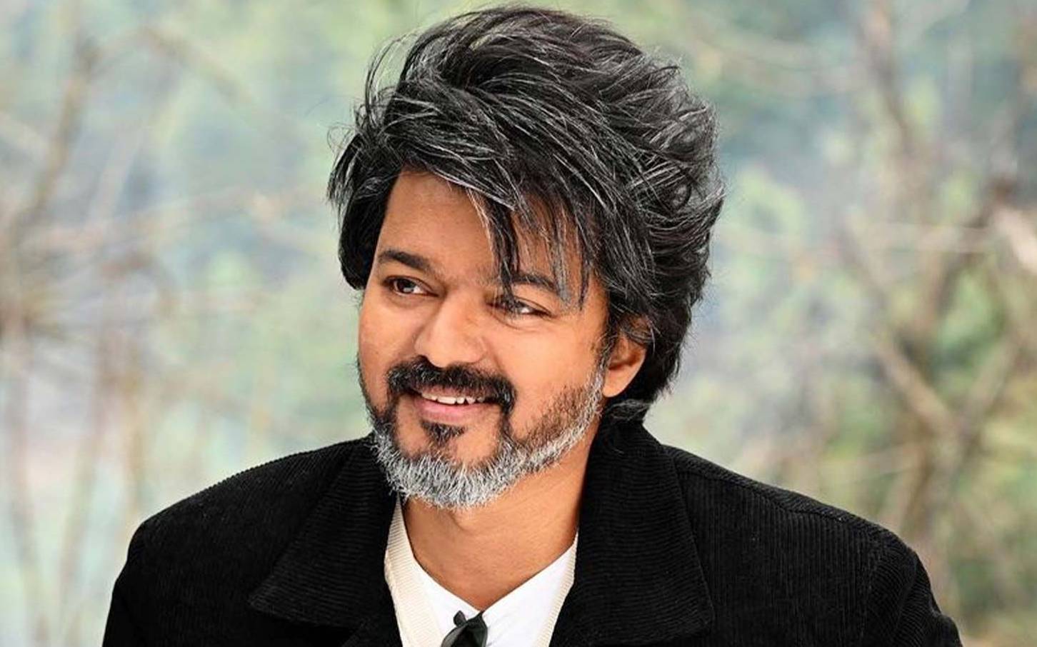 crowd for vijay to give biriyani in hotel