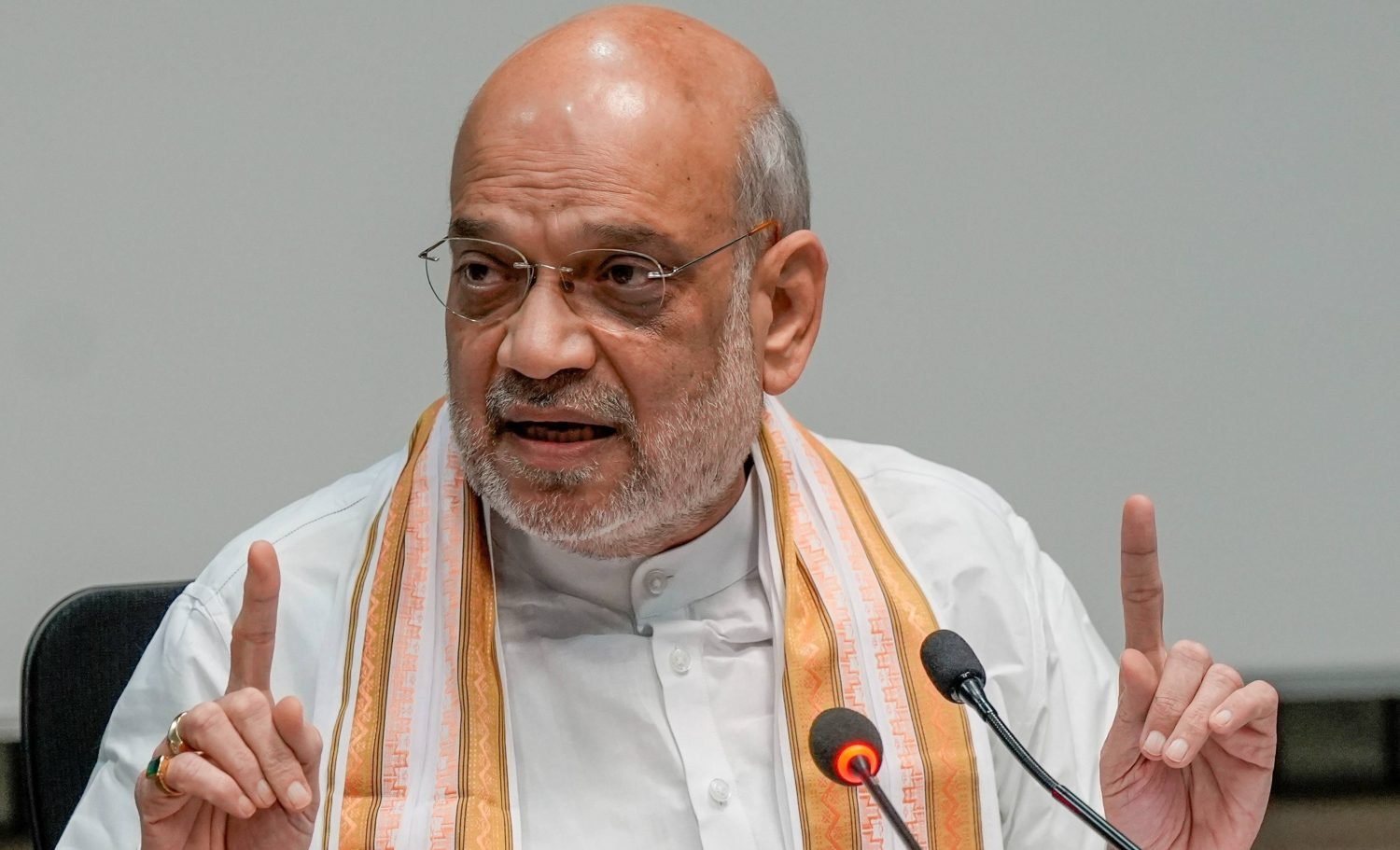 minister of home affairs of india amit shah said that english speaking people will shame
