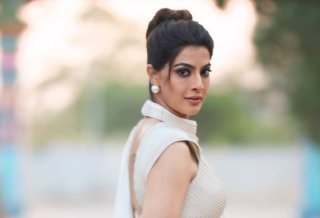 சரத்குமாரின் மகளுக்கு அடித்தது ஜாக்பாட்? ஹாலிவுட்டில் களமிறங்கும் நடிகை வரலட்சுமி!