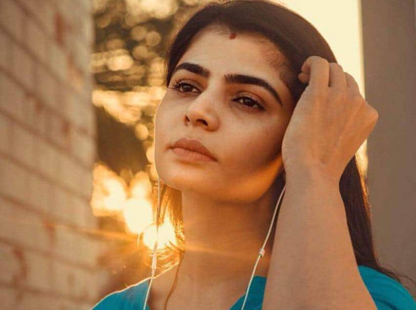 chinmayi gives strong reply for controversy on ranbir kapoor eating beef